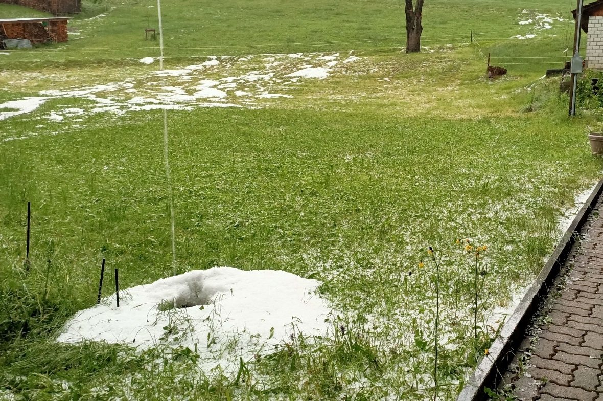 Auch am nächsten Tag waren die Hagelkörner noch nicht ganz weggeschmolzen.