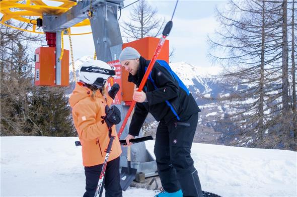 Auch das Anbügeln gehörte zu den Arbeiten von Remo Käser am vergangenen Sonntag am Betelberg.