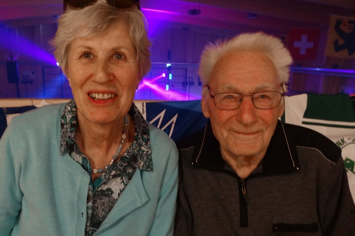 Auch das älteste Mitglied Hans «Attack Joe» Baumgartner ist mit seiner Frau zum ...