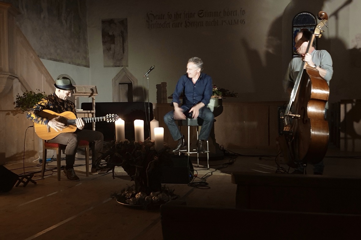 Auch der Hocker diente als Perkussionsinstrument: Nick Perrin (links), Ueli Schmezer und Michel Poffet.