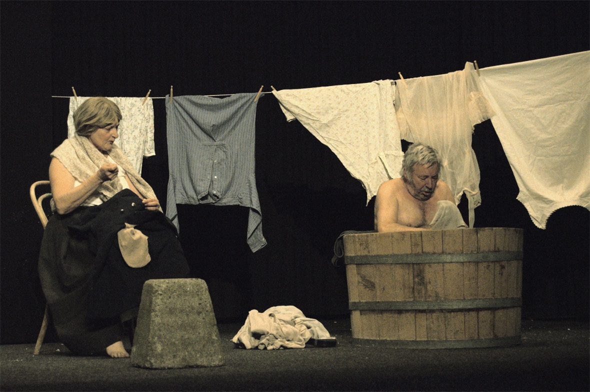 Auch der Korber Frydig (Sami Schenk) erliegt den Reizen von Rosi (Christine Schenk).