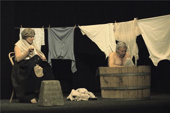 Auch der Korber Frydig (Sami Schenk) erliegt den Reizen von Rosi (Christine Schenk).