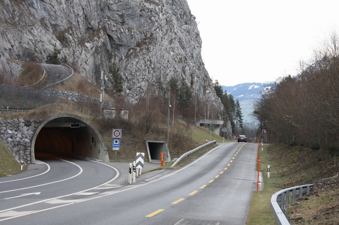 Auch der Simmefluhtunnel bei Wimmis wird für Reinigungsarbeiten im April gesperrt werden.