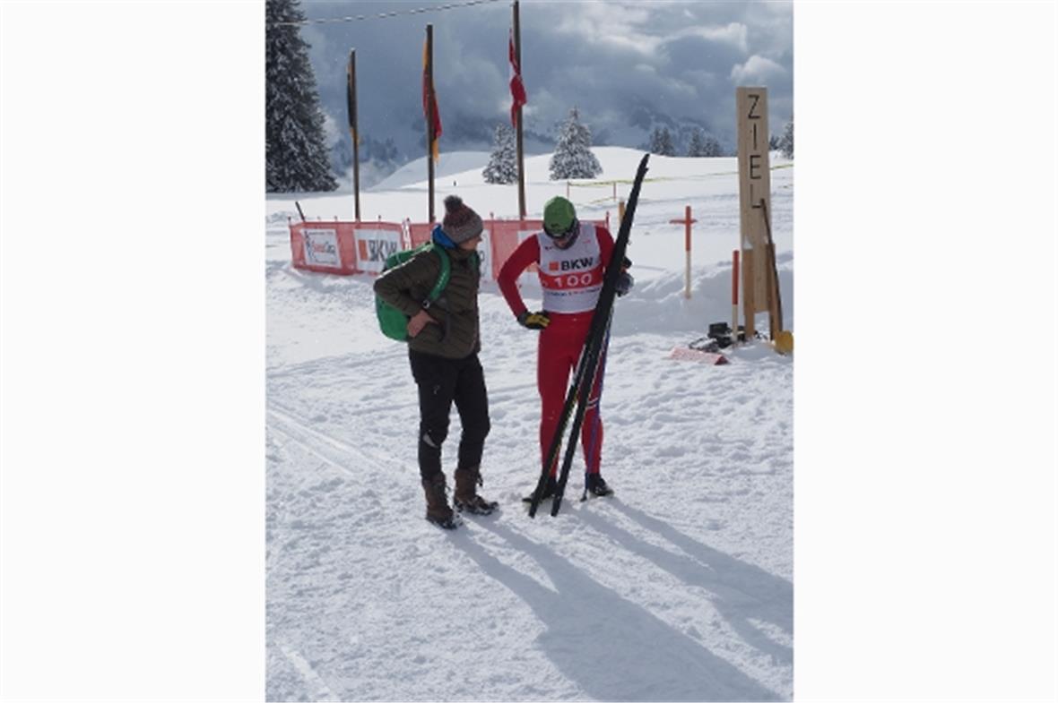 Auch der letzte Läufer ist im Ziel. OK-Präsidentin Sonja Kurth begrüsst ihn.