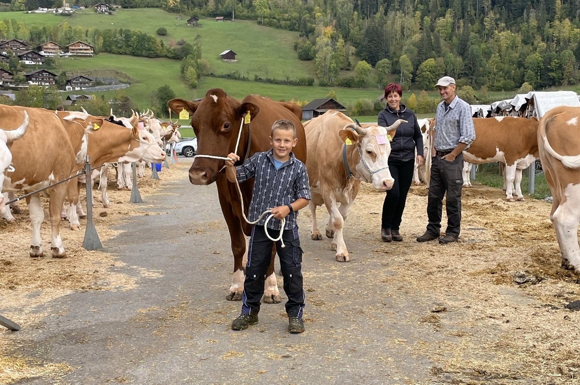 Auch die Jungen halfen kräftig bei der Herbstpunktierung mit: Norin Schmid mit e...