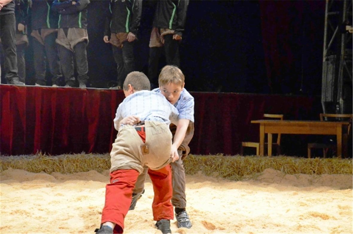 Auch die Jungschwinger haben sich im Hosen- und Gurtgriff. Fest entschlossen wir...