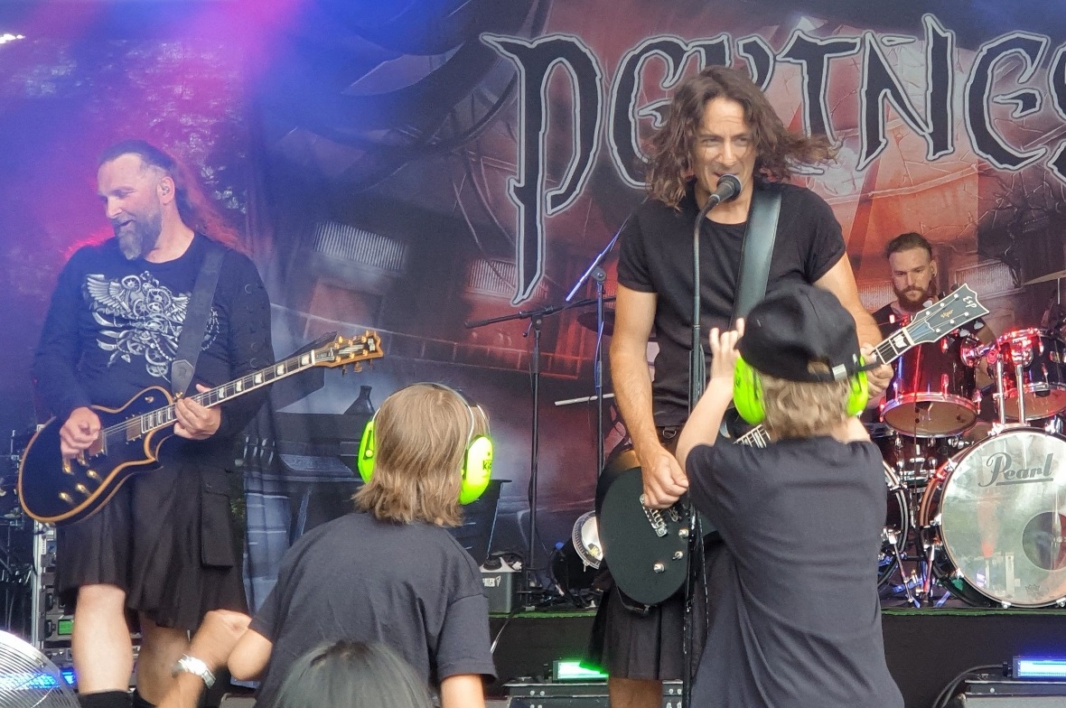 Auch die Kinder rockten begeistert am Pertness Konzert.