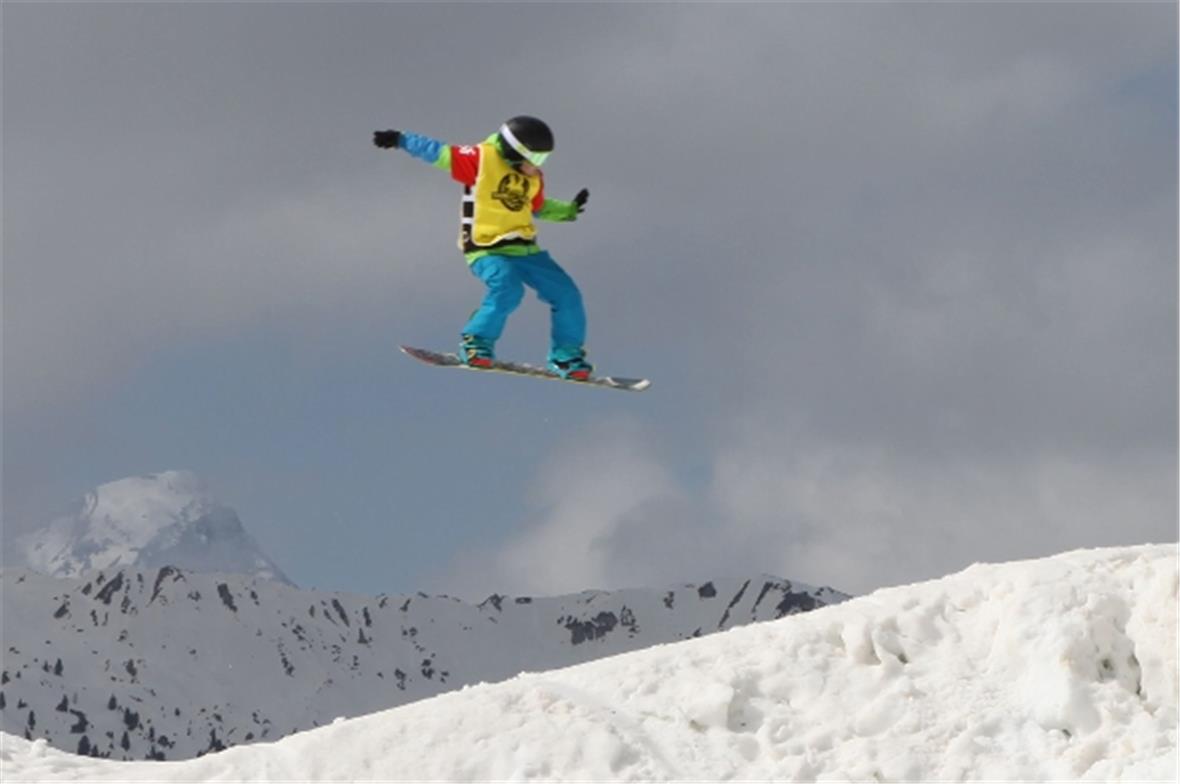 Auch die Kleinen springen hoch.