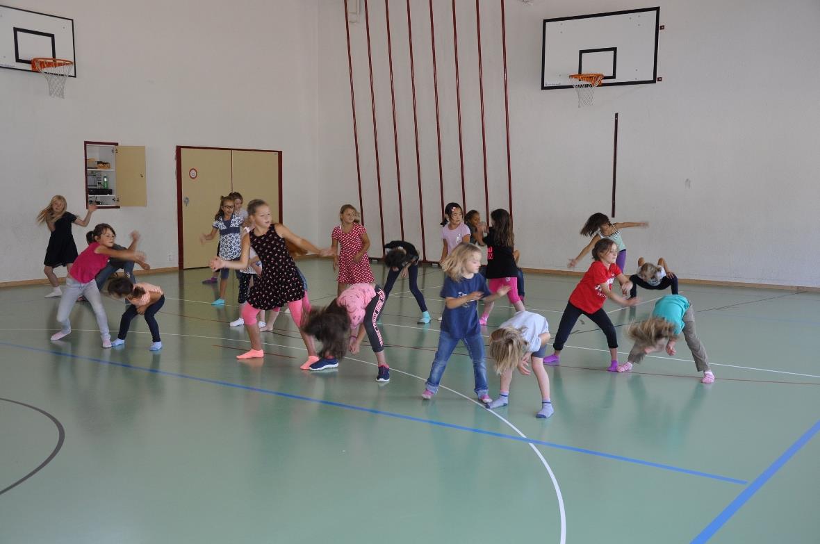Auch die Kleinsten der Schule versuchen sich an einer tollen Tanzchoreographie.