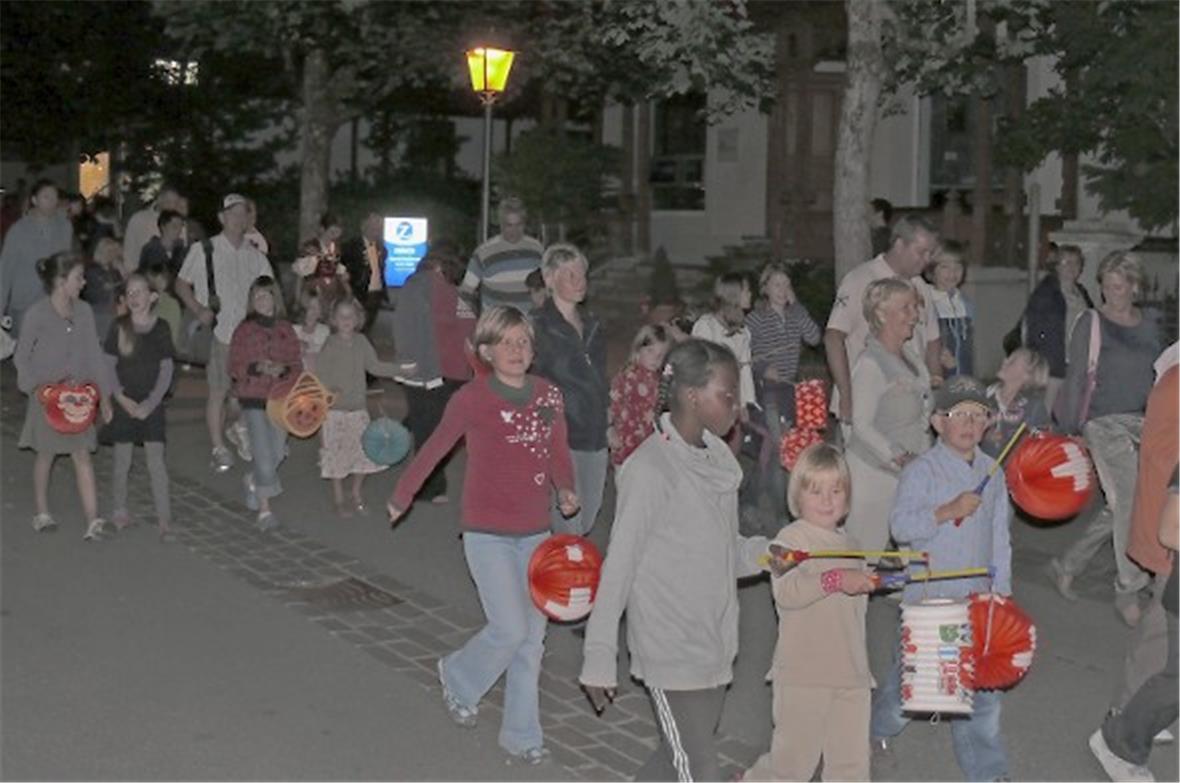 Auch die Kleinsten feierten mit: Glückliche Kinder beim Lampionumzug.
