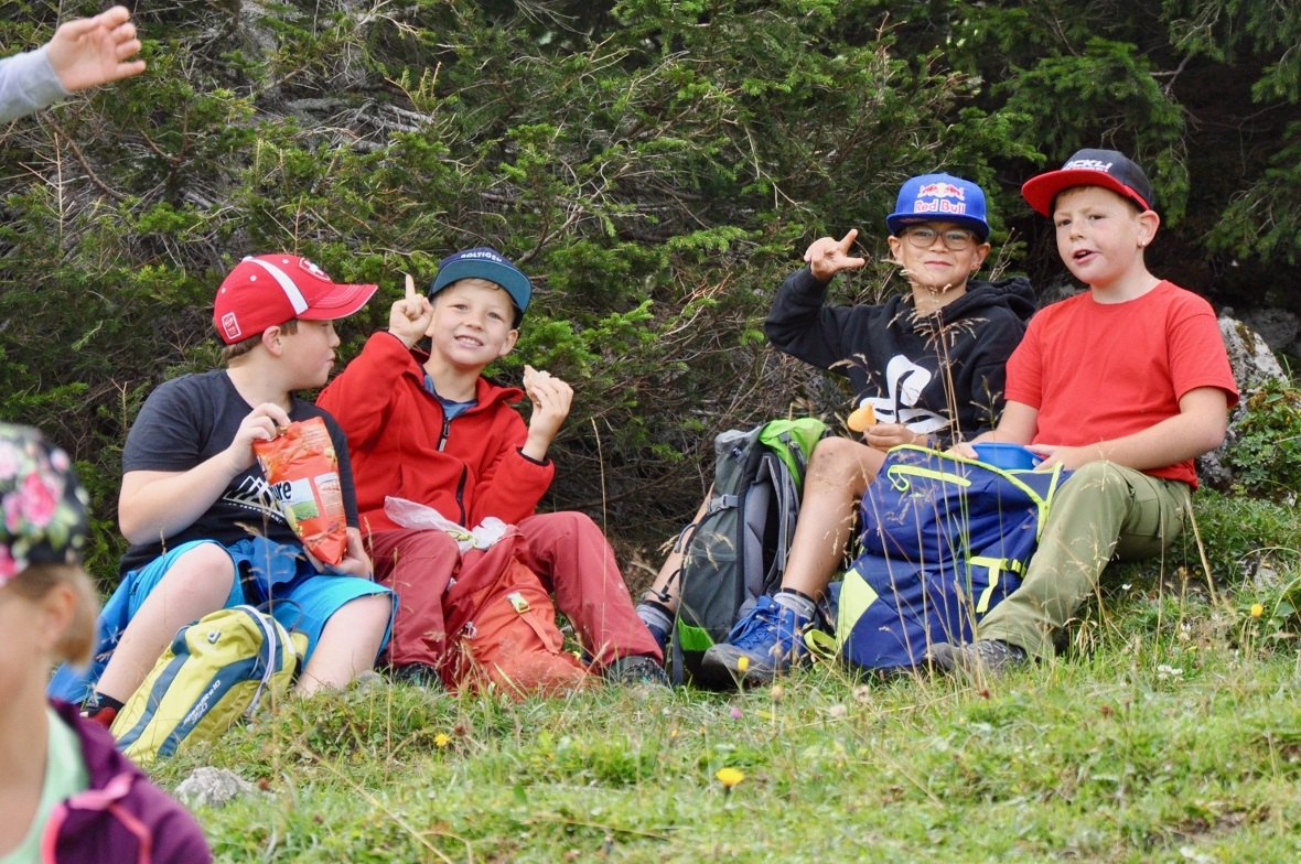 Auch diese Jungs geniessen ihr Znüni bei guten Gesprächen