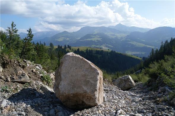 Auch grosse Steine lösten sich bei der Gerölllawine. Es muss jederzeit mit Nachbrüchen gerechnet werden.