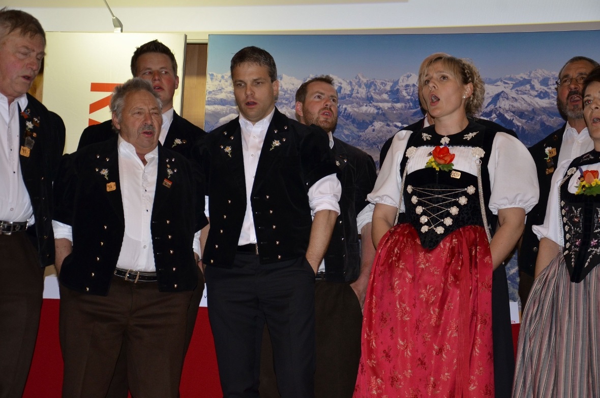 Auch im Chüjermutz setzte sich Pierre-Yves Geiser im Kreise Jodler gut in Szene.