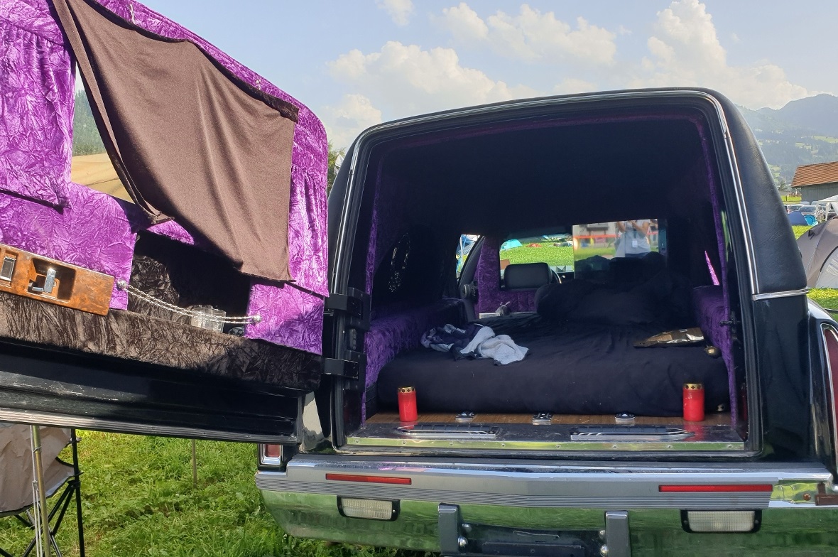Auch im umgebauten Leichenwagen lässt es sich schlafen.