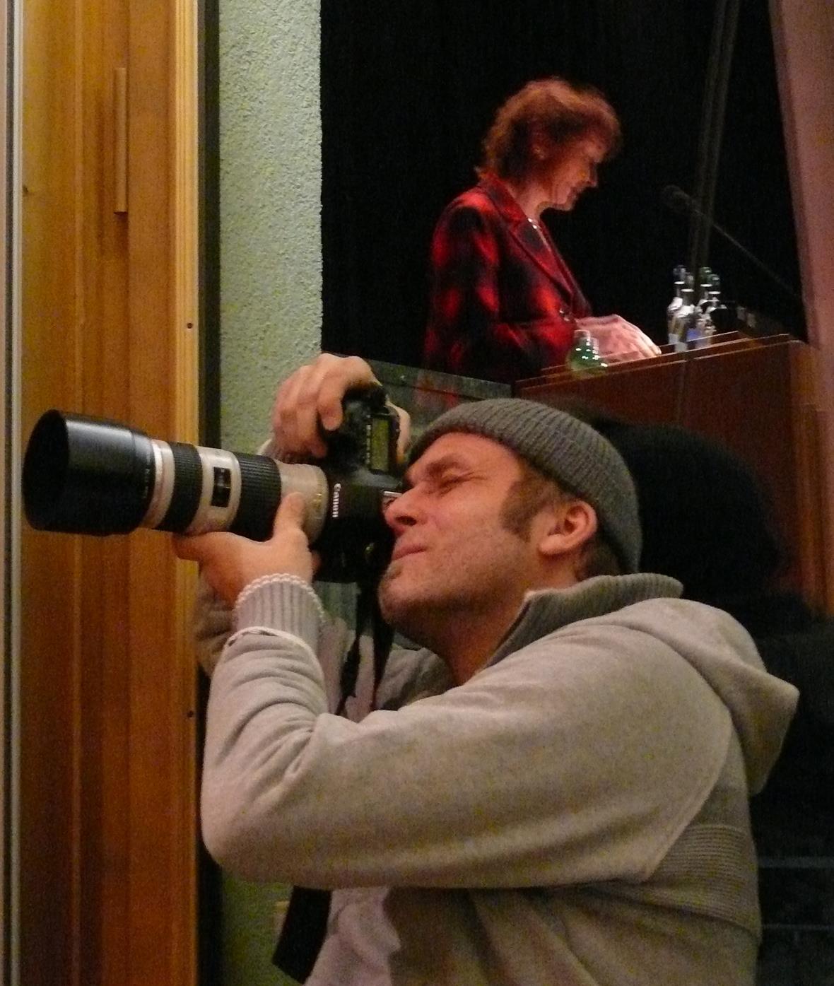 Auch in Saanen wurde die Bundesrätin von der Presse und den Fotografen scharf beobachtet. Die Bundesrätin spiegelt sich im Fenster hinter dem Fotografen, der sie ins Visier nimmt.