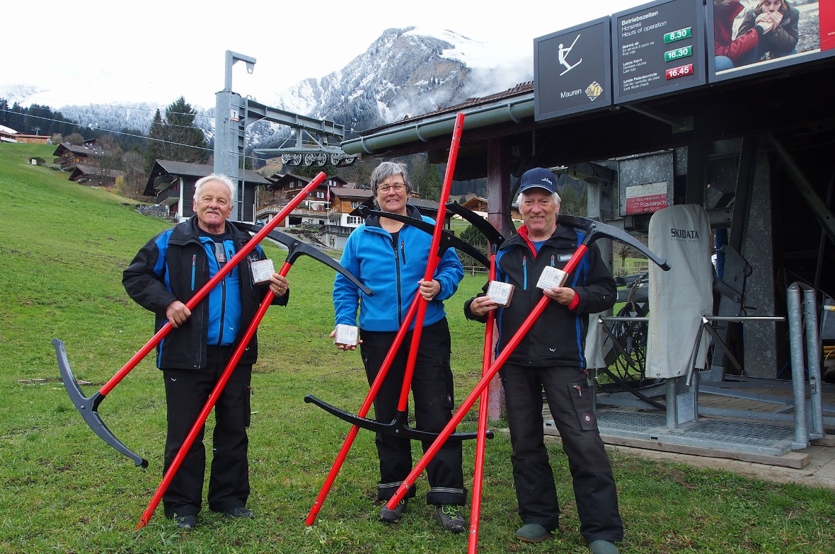 Erste «Wolfsmetzgete» – vom Winde verweht Auch in Zukunft wird mit traditionellen «Geräten» am Skilift Mauren an der Lenk geschmeidig und gefühlvoll angebügelt.