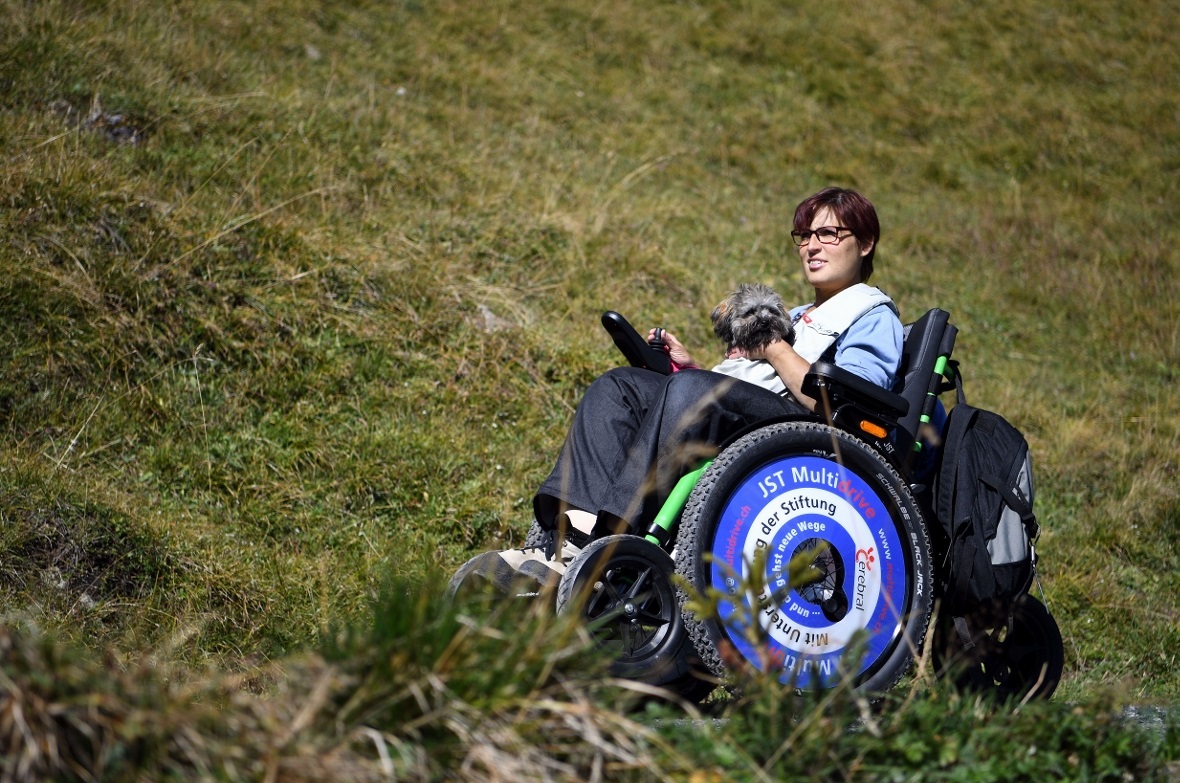 Auch mit dem Rollstuhl im Diemtigtal bergig unterwegs: Das wird mit dem neuen Rollstuhl am Camping Eggmatte möglich sein.
