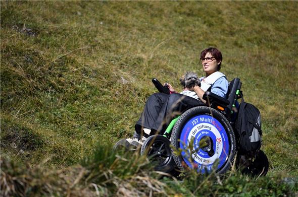 Auch mit dem Rollstuhl im Diemtigtal bergig unterwegs: Das wird mit dem neuen Rollstuhl am Camping Eggmatte möglich sein.