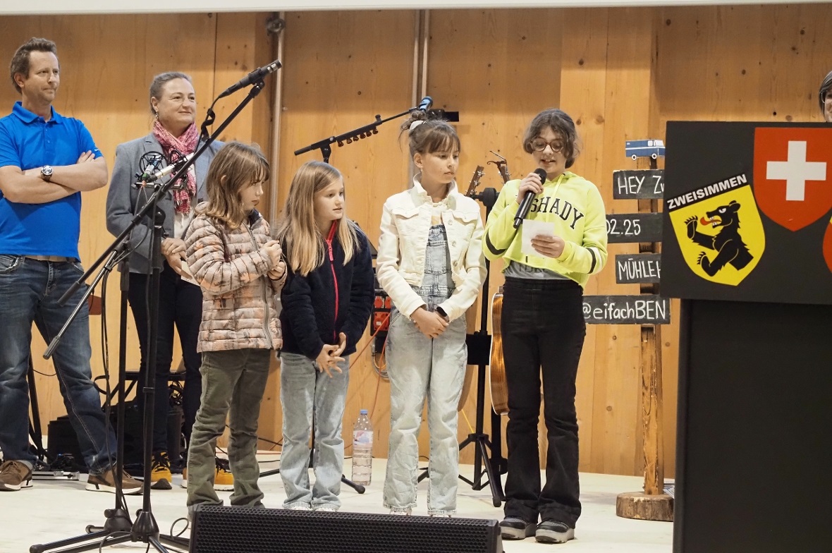 Premiere für den Schulsong «Mir häbä Sorg» Auch vier Schülerinnen der Unterstufe erzählten, was für sie beim neuen Bildungsleitbild wichtig ist.