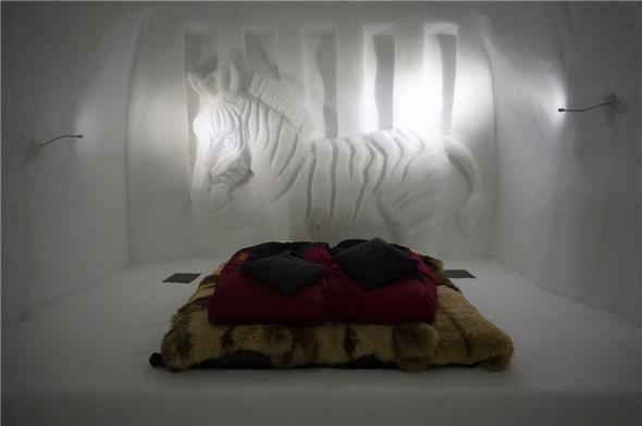 Auch wenn die Temperatur im Zimmer null Grad Celsius beträgt, müssen sich die Gäste mit dieser Bettausstattung keine Gedanken über die Kälte machen.