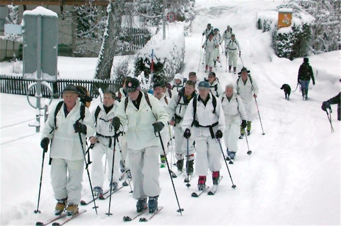 Auch zum 50. Zweitägeler werden die Skier in Obegg Richtung Sparenmoos angeschnallt. Das Marschtenue passt sich den eigenen Ausrüstungsvorschriften an, denn Marschkleider werden keine mehr abgegeben.