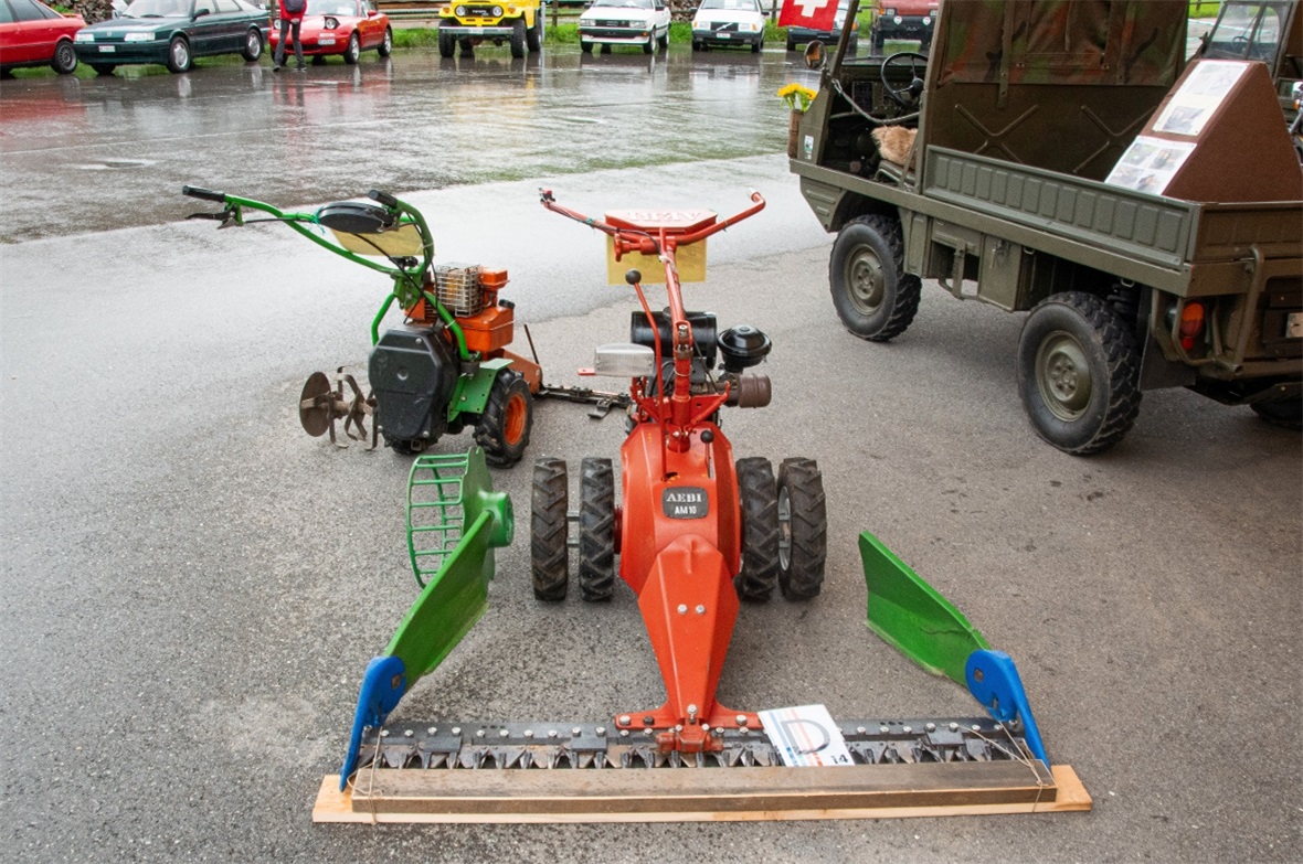 Auch zwei Mäher wurden ausgestellt