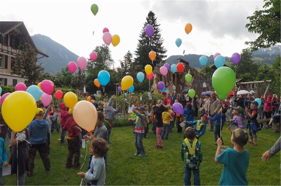 Auf Kommando von Gemeinderat Ueli Gfeller flogen die Ballone.