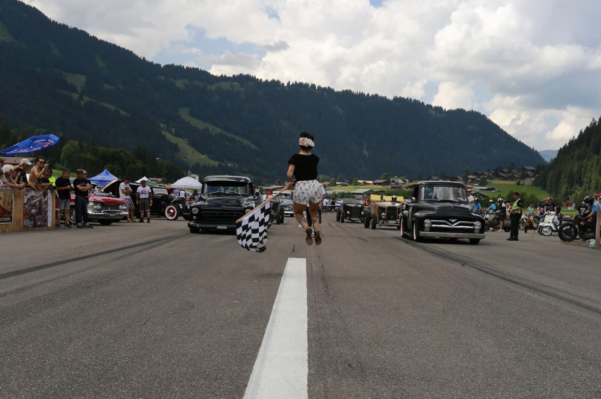Auf Los gehts los beim 1/8 MileHot Rod, Bike and Scooter Run