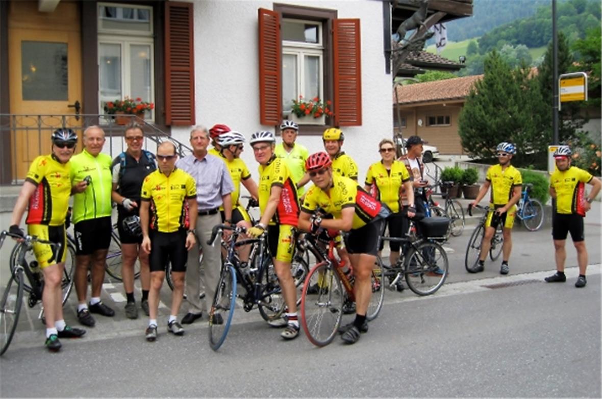 Auf alle Bike-Spezialisten wartet am 15.9.2013 mit dem ersten CowBike Simmental eine neue Herausforderung. Im Bild die Velo-Freunde aus Erlenbach am Main auf der Velotour 2011 im Simmental.