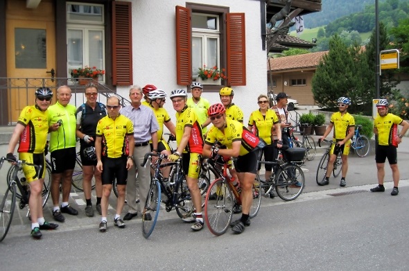 Auf alle Bike-Spezialisten wartet am 15.9.2013 mit dem ersten CowBike Simmental eine neue Herausforderung. Im Bild die Velo-Freunde aus Erlenbach am Main auf der Velotour 2011 im Simmental.