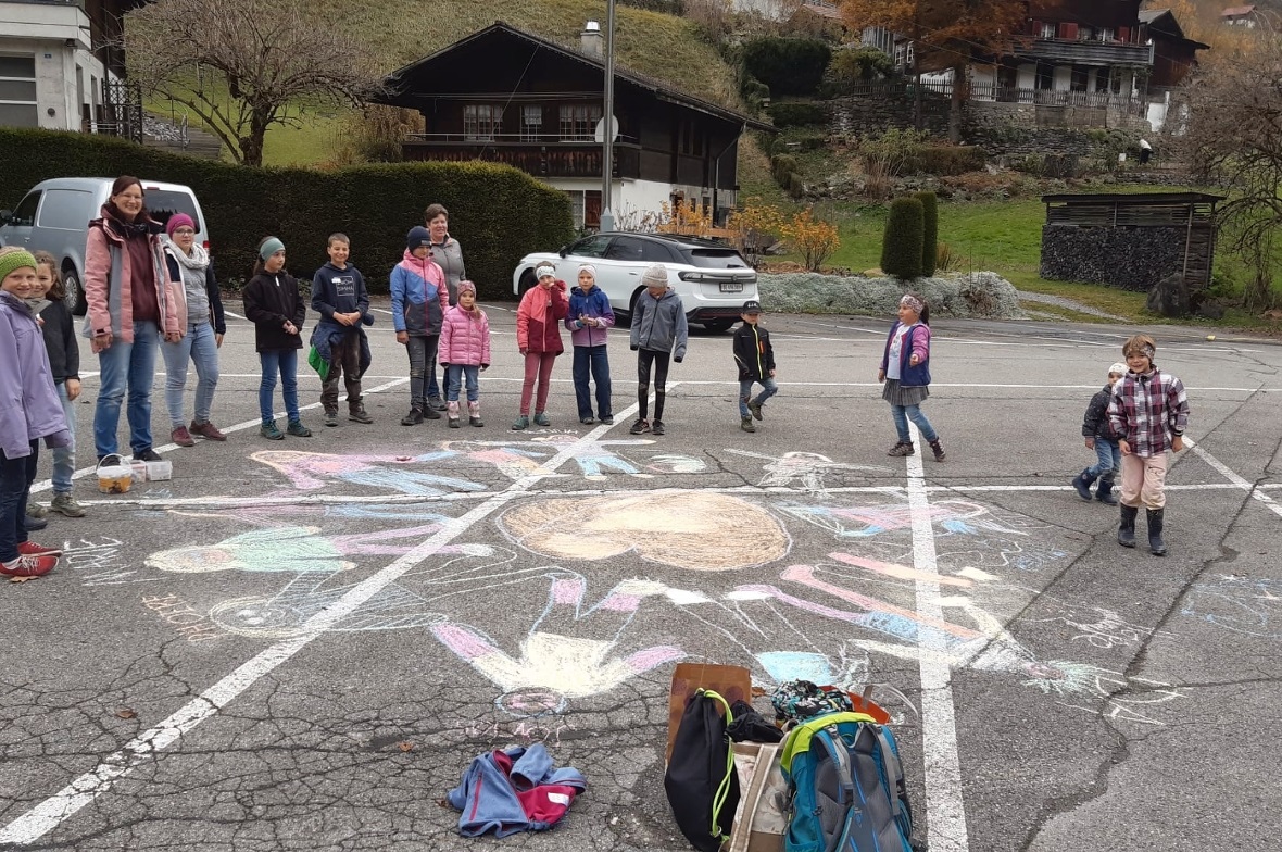 Auf dem Badi-Parkplatz wurde gemeinsam mit Kreide ein Kinderkreis gemalt.