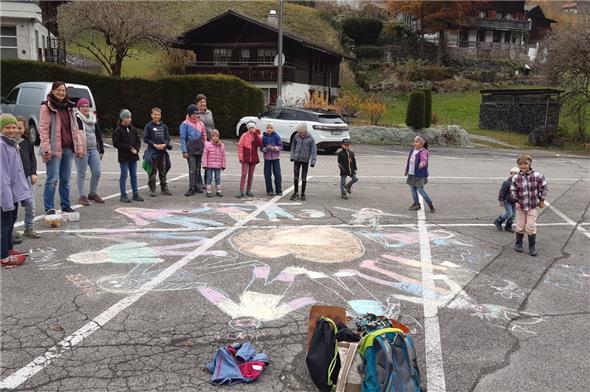 Auf dem Badi-Parkplatz wurde gemeinsam mit Kreide ein Kinderkreis gemalt.