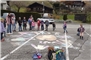 Auf dem Badi-Parkplatz wurde gemeinsam mit Kreide ein Kinderkreis gemalt.