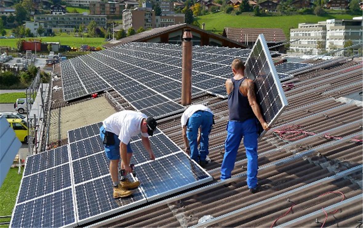 Auf dem Dach der Gewerbebetriebe in der Gewerbestrasse 1 in Zweisimmen wir eine Solaranalage mit einheimischen Handwerkern auf eigene Rechnung erstellt.