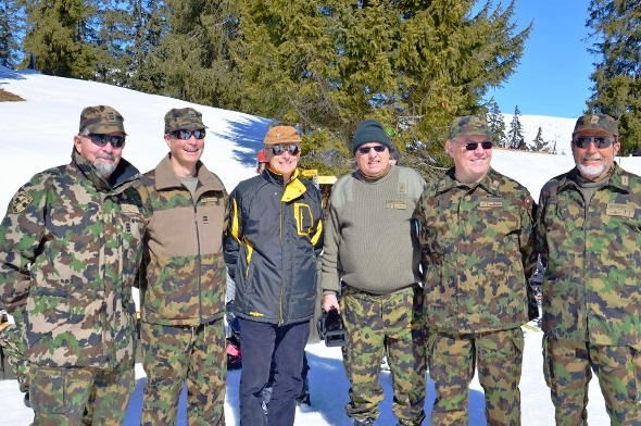 Auf dem Jaunpass hiess es «Sonnenbrille auf!» Von links: Oberst Jacques Diserens, Präsident der Schweizer Gebirgssoldaten; Oberstlt Rolf Matti, Wettkampfleiter, Oberst Jean-Jacques Joss zurück aus Süd-Korea, Kameramann vom Filmdienst Beat Radelfinger, Gästebetreuer Hauptmann Rolf Michel und Obergefreiter Werner Fischer, Präsident UOV Obersimmental.