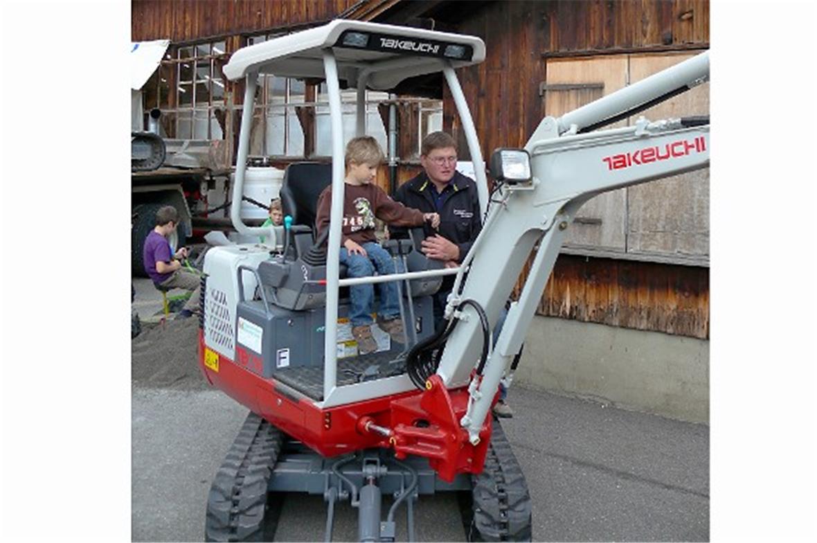 Auf dem Kleinbagger durfte Gross und Klein sein Geschick testen.