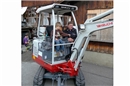 Auf dem Kleinbagger durfte Gross und Klein sein Geschick testen.