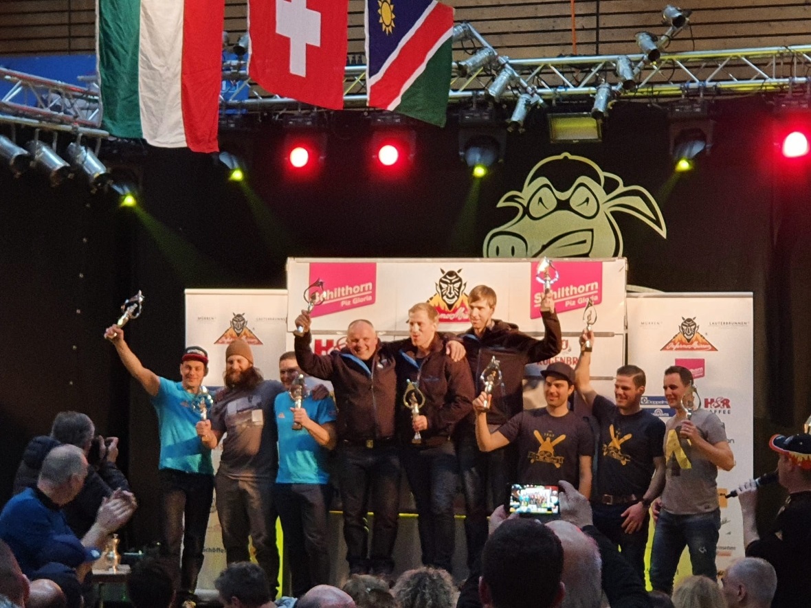 Auf dem Podest sind Jürg Mani, Mathias Reber und Patrick Zürcher.