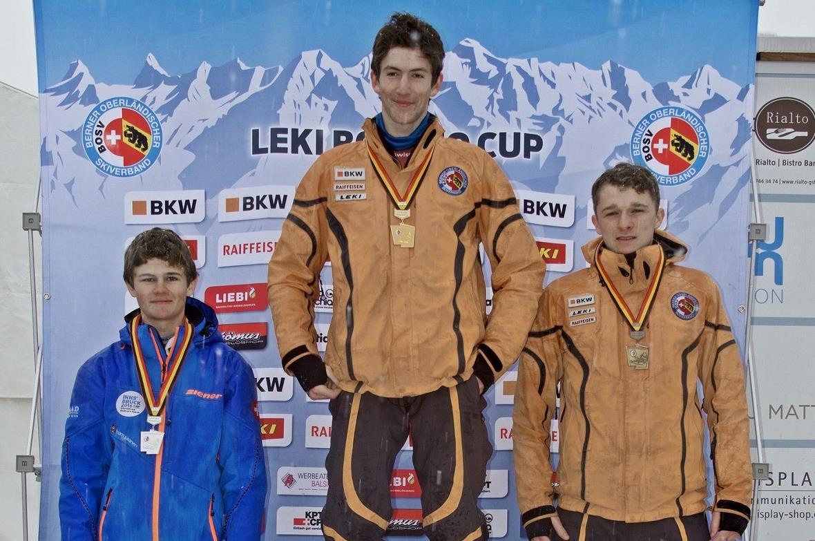 Auf dem Podest (v.l.n.r.): 2. Michael Knöri (SC Zweisimmen), 1. Patrick von Sieb...