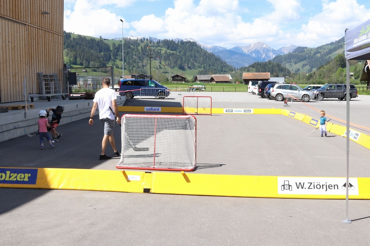 Auf dem Streethockeyfeld wurde gespielt.