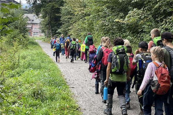 Auf dem Weg in den Wald: die Schulkinder der Primarschule St. Stephan.