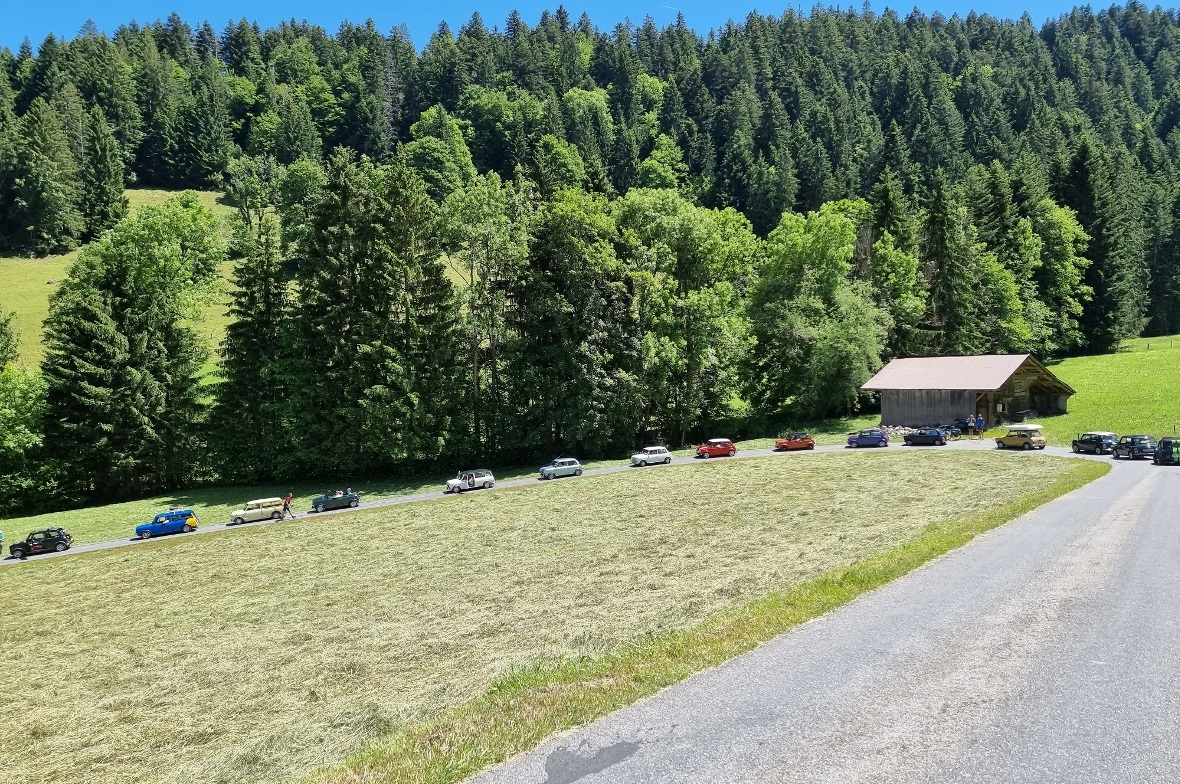 Auf dem Weg nach Garstatt – die Kolonne der kleinen Autos erregte Aufsehen.