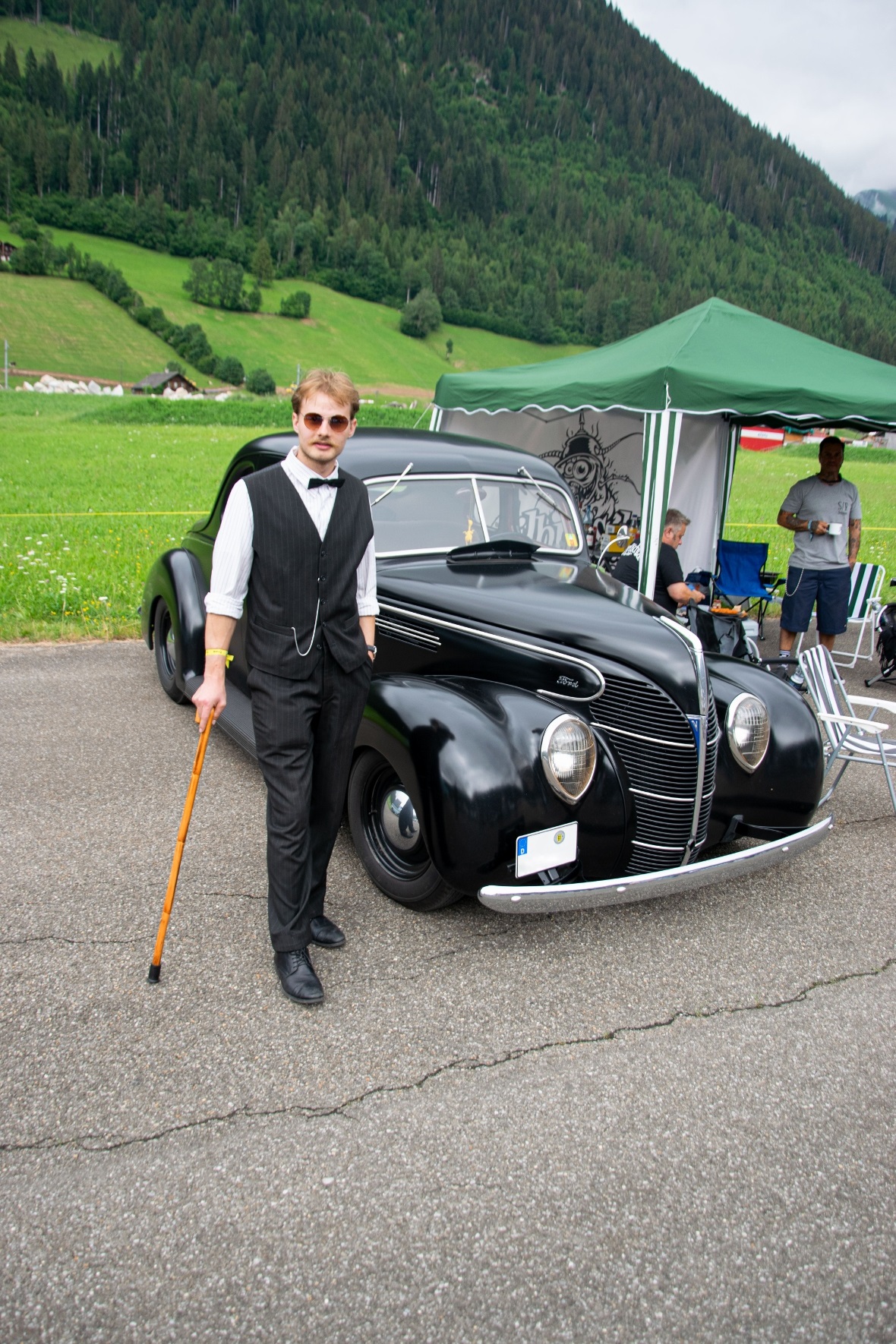 Auf den Parkplätzen zwischen den Fahrzeugen flanierten einheimische und auswärti...