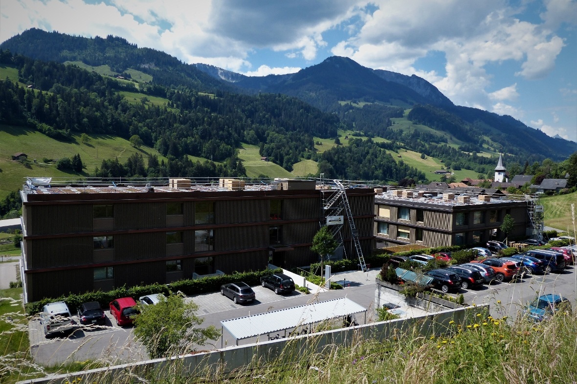 Auf den beiden Lindenmatte-Neubauten werden derzeit die gegen 800 Quadratmeter Dachfläche mit Solarmodulen bestückt.