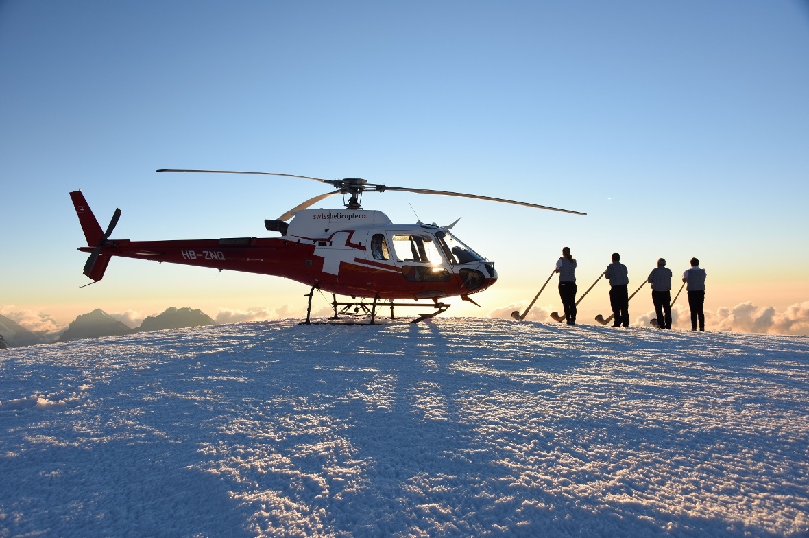 Auf der «Äbeni Flue» bei Sonnenaufgang mit einer Alphorngruppe aus Kandersteg und Adrian Rösti als Pilot und Fotograf.