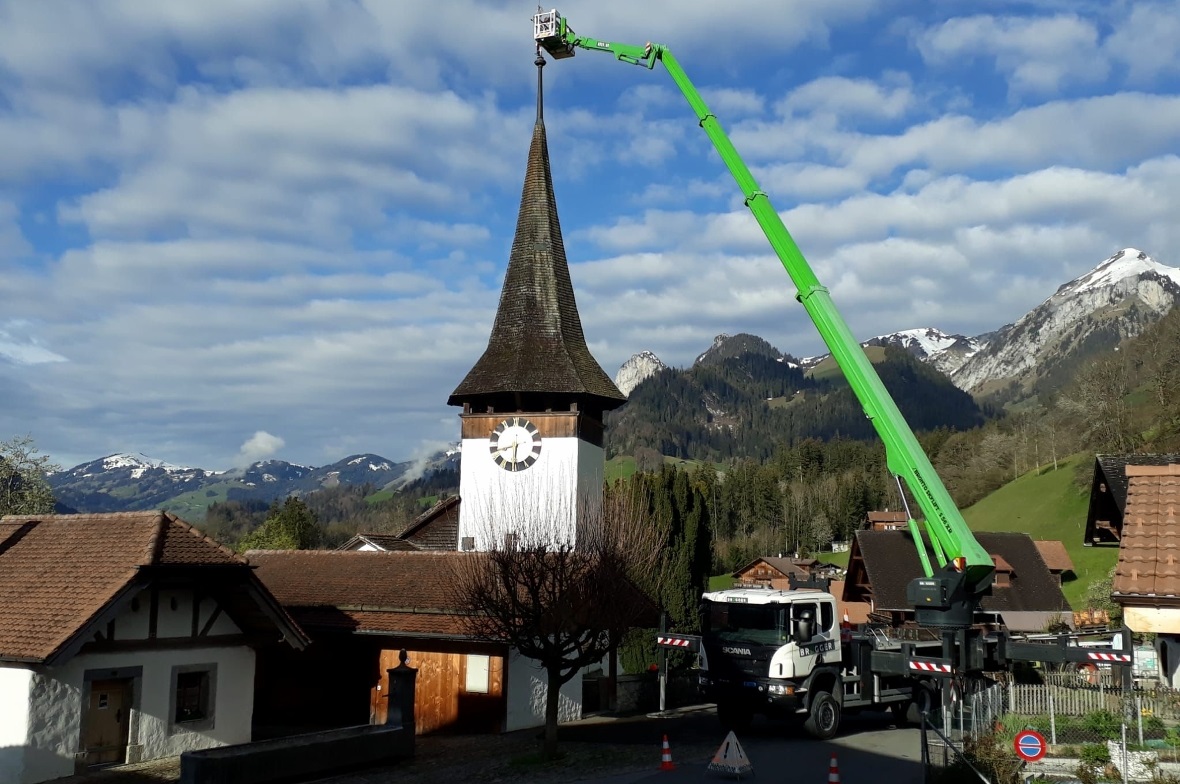 Der Kirchturm ohne Kreuz Auf der Arbeitshebebühne wird das Kreuz demontiert.