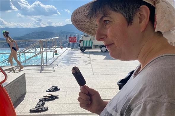 Auf der Bergquelle Reise ins Tessin durfte auch eine Glace nicht fehlen.