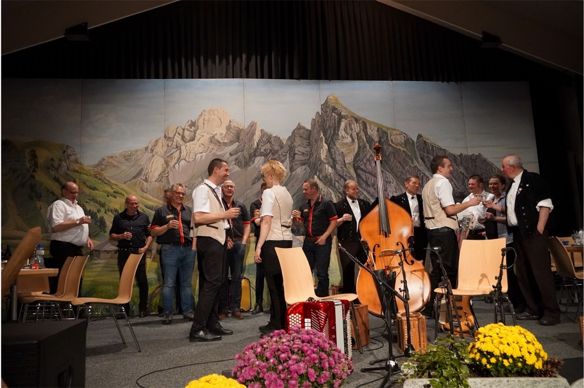 Auf der Bühne wurde geprostet.