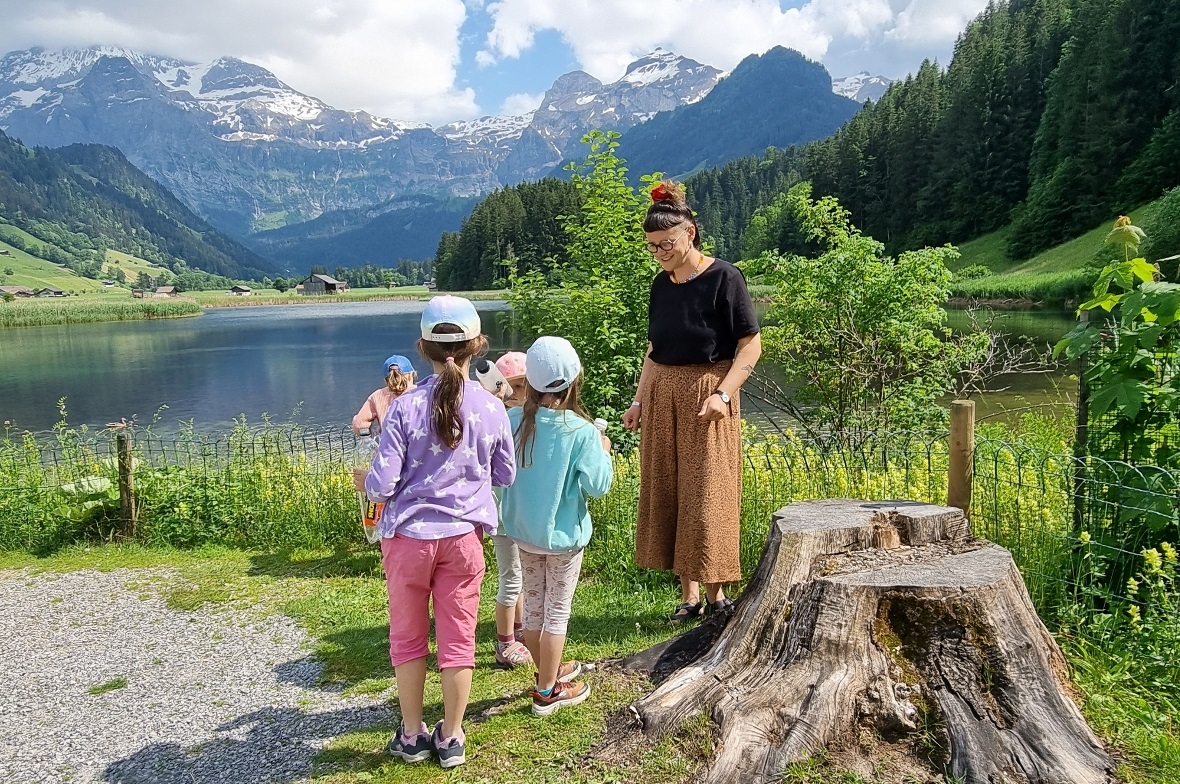 Auf der Jagd nach Füllmaterial für die PET-Flaschen am Lenkerseeli, rechts Zoë Gordon.
