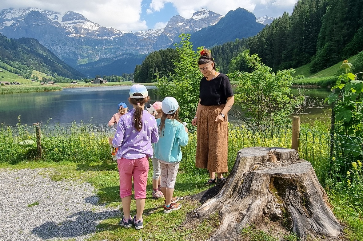 Auf der Jagd nach Füllmaterial für die PET-Flaschen am Lenkerseeli, rechts Zoë G...